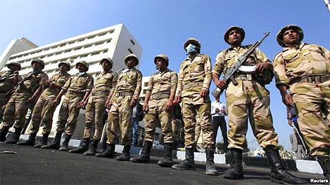 Quân đội Ai Cập giữ an ninh tại thủ đô Cairo. (baodongnai.com.vn/Reuters)