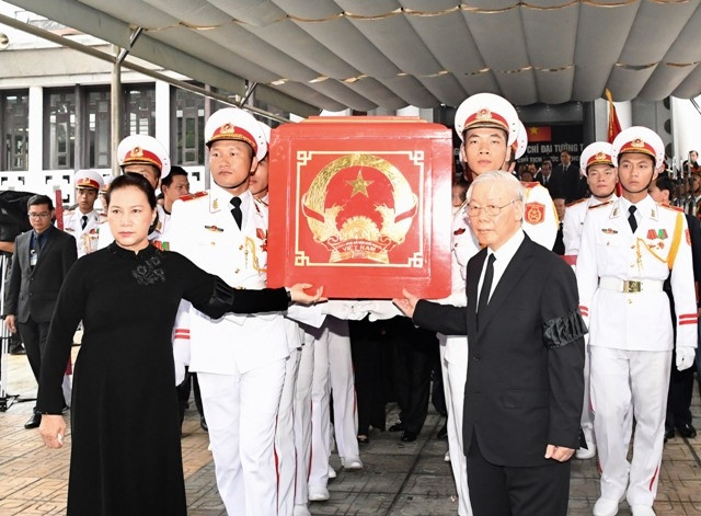 Tổng Bí thư Nguyễn Phú Trọng, Chủ tịch Quốc hội Nguyễn Thị Kim Ngân cùng các lãnh đạo Đảng, Nhà nước đưa linh cữu Chủ tịch nước Trần Đại Quang ra cỗ linh xa.