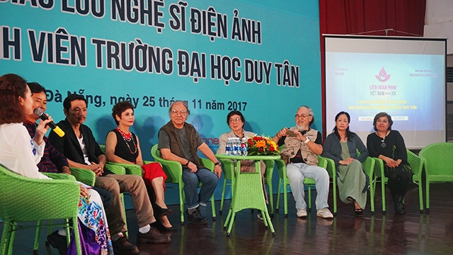 Các nghệ sĩ giao lưu với SV ĐH Duy Tân, TP Đà Nẵng trong khuôn khổ LHP Việt Nam lần thứ 20.