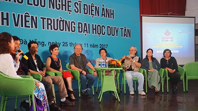 Các nghệ sĩ giao lưu với SV ĐH Duy Tân, TP Đà Nẵng trong khuôn khổ LHP Việt Nam lần thứ 20.