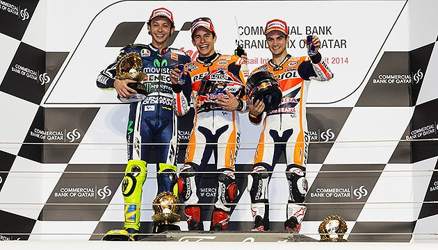 Đương kim vô địch Marc Marquez (giữa) cùng Valentino Rossi (trái) và đồng đội Dani Pedrosa (phải) trên bục nhận giải tại Qatar. (Ảnh: MotoGP)