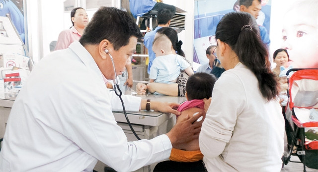 Khám sàng lọc trước khi tiêm ngừa cho trẻ.