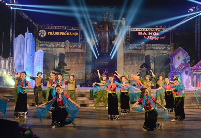 Một tiết mục trong chương trình nghệ thuật Hà Nội - Niềm tin và hy vọngtại khu vực tượng đài Lý Thái Tổ.