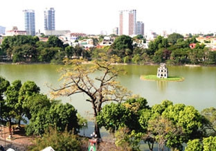 Cây xanh bên Hồ Hoàn Kiếm.