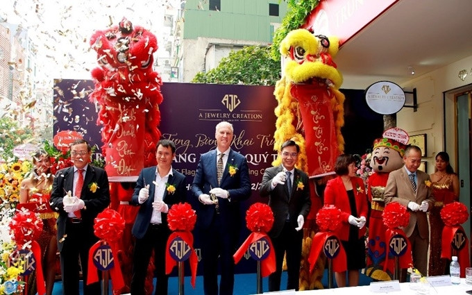 Đại biểu cắt băng khai trương Trung tâm Vàng bạc Đá quý Thời trang AJC tại 98 Phố Huế, Hà Nội.
