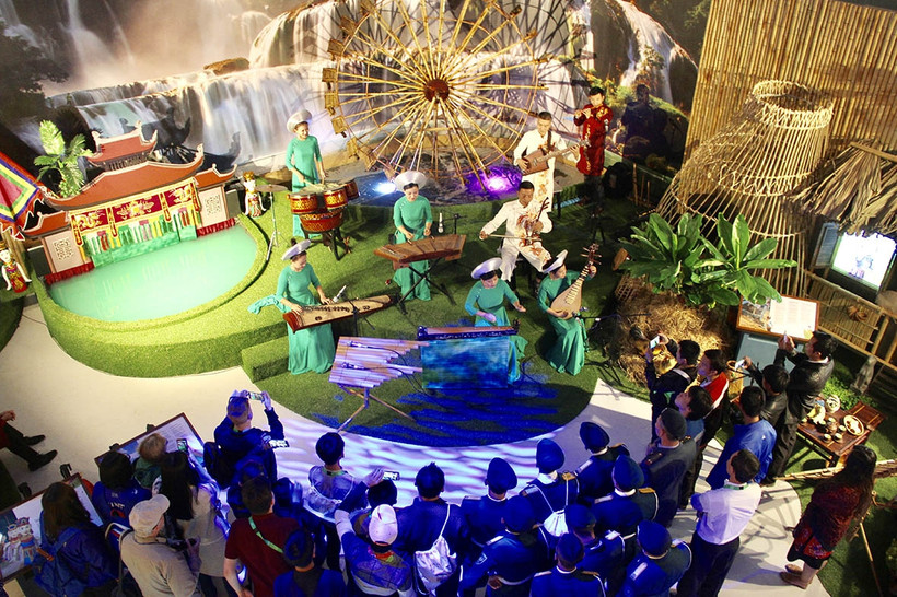 Biểu diễn nghệ thuật truyền thống trong buổi khai mạc.