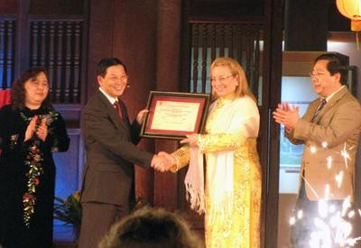 rưởng Văn phòng đại diện UNESCO tại Việt Nam Katherine Muller Marine trao Bằng công nhận Di sản Tư liệu Thế giới cho 82 