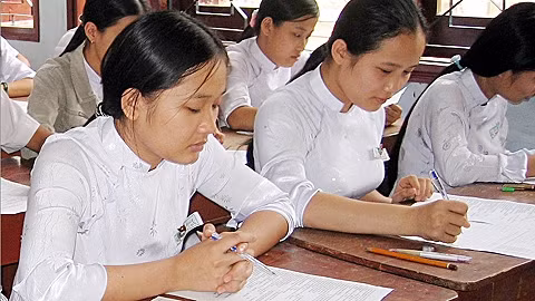 Các thí sinh làm bài thi môn Ngữ văn. (Ảnh: Internet)