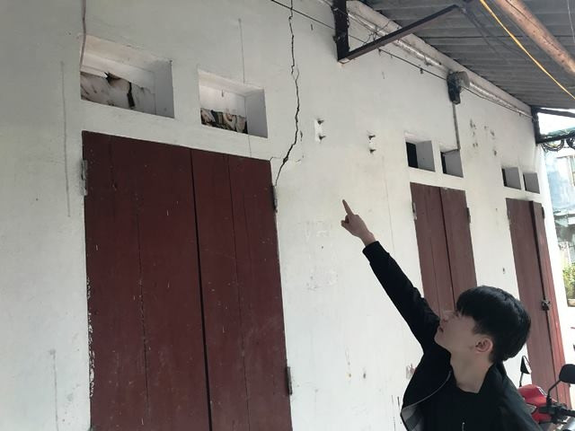 Tường ngôi nhà ở tổ 16, phường Hợp Giang, thành phố Cao Bằng bị nứt do dư chấn động đất.