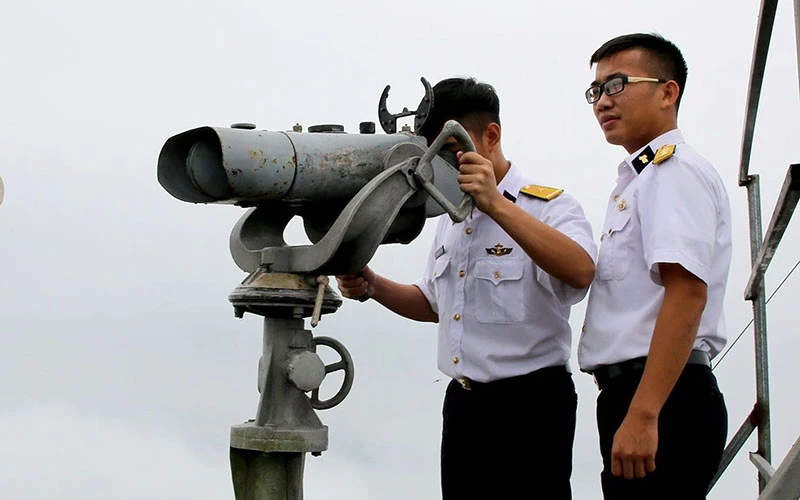 Cán bộ, nhân viên Trạm ra-đa 545 thực hiện nhiệm vụ quan sát mục tiêu trên biển.