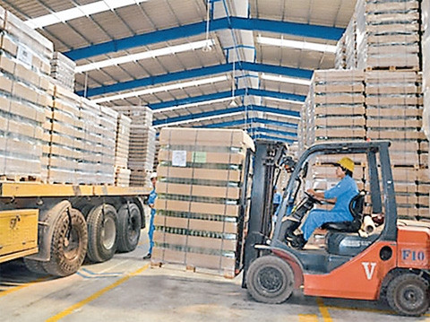 Đưa hàng vào Kho ngoại quan Thorensen Vinama Logistic (huyện Tân Thành). Ảnh: ĐỖ HOÀNG