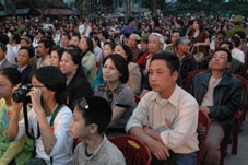 Đông đảo nhân dân đến dự chương trình "Khúc tráng ca về một dòng sông"