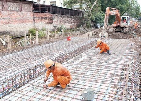 Các đơn vị  thi công cải tạo kênh mương lưu vực sông Tô Lịch. Ảnh: HUY HÙNG