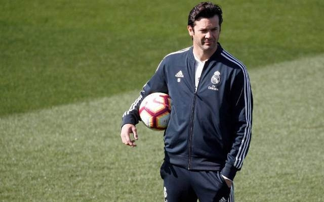 HLV Santiago Solari đang đối mặt với nguy cơ lớn bị Real Madrid sa thải. (Ảnh: EFP)