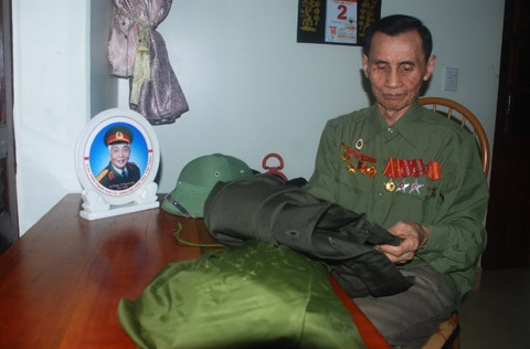 Bác Lê Hồng Nam (phường Minh Khai, TP Hà Giang) bên kỷ vật từ thời kỳ tham gia tiễu phỉ ở Đồng Văn. 