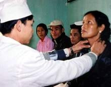 Khám bệnh bướu cổ cho
đồng bào dân tộc thiểu số.