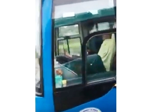 Tài xế Nguyễn Duy Hiếu đang điều khiển xe khách bằng chân (ảnh cắt từ clip).