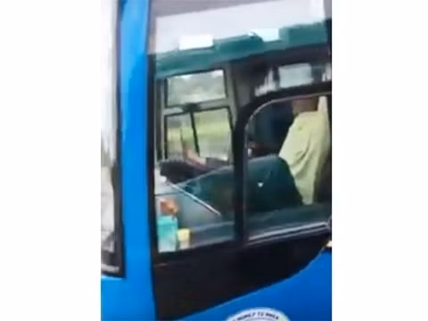 Tài xế Nguyễn Duy Hiếu đang điều khiển xe khách bằng chân (ảnh cắt từ clip).