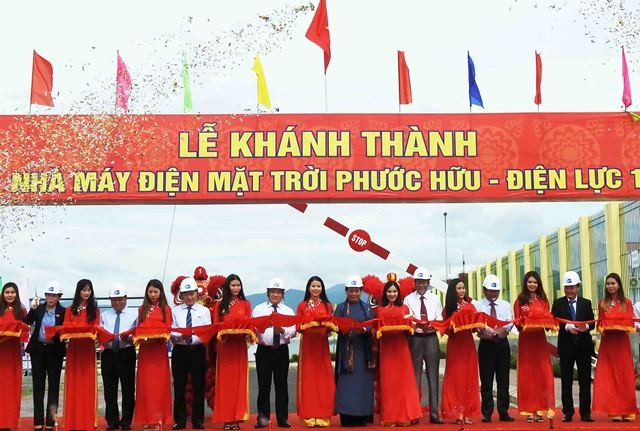 Đồng chí Tòng Thị Phóng, Ủy viên Bộ Chính trị, Phó Chủ tịch Thường trực Quốc hội dự cắt băng khánh thành nhà máy.
