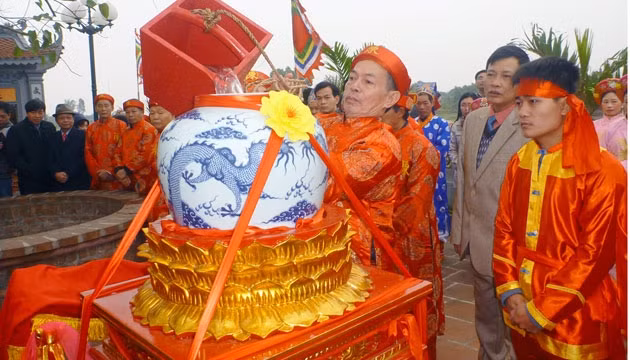 Nghi lễ lấy nước ở Giếng Rồng.