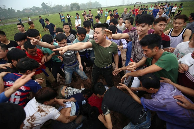 Hàng trăm thanh niên giành quả phết tại Lễ hội cướp phết Hiền Quan, Phú Thọ. Ảnh: Nam Nguyễn