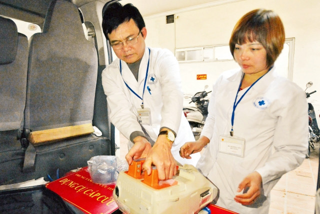 Các bác sĩ Trung tâm cấp cứu 115 Hà Nội kiểm tra thiết bị y tế sẵn sàng lên đường vận chuyển, cấp cứu bệnh nhân. Ảnh: MINH HÀ