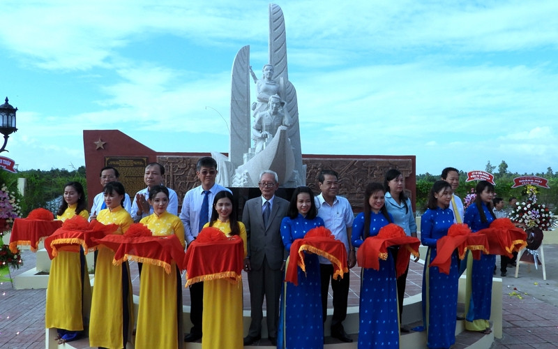 Cắt băng khánh thành Bia-Đài tưởng niệm ngành giao bưu, vô tuyến điện Nam Bộ.