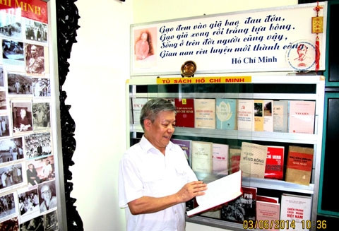 Ông Lương Minh Suốt bên kho tư liệu quý về cuộc đời hoạt động của Bác Hồ.