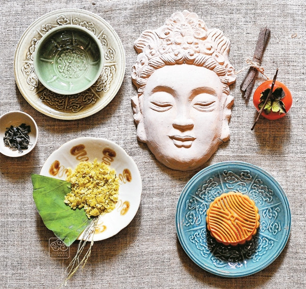 Dòng sản phẩm họa tiết hoa văn nổi (ám họa) là điểm mạnh đặc trưng của gốm Hiên Vân. Ảnh trong bài | HOÀI NAM