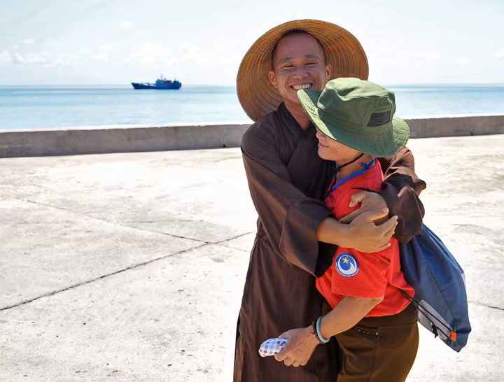 Giây phút gặp gỡ đầy cảm động giữa Đại đức Thích Nhuận Đạt và mẹ là bà Phạm Thị Nhiên trên cầu cảng đảo Song Tử Tây.