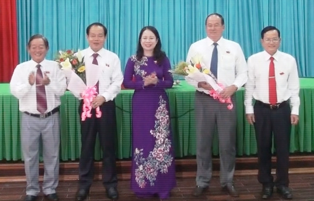 Đồng chí Nguyễn Thanh Bình (thứ hai bên phải) được bầu giữ chức Chủ tịch UBND tỉnh An Giang, nhiệm kỳ 2016-2021.