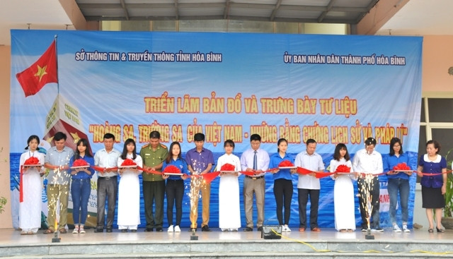 Lễ cắt băng khai mạc triển lãm.