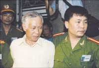 Ông Lê Minh Hoàng
bị dẫn giải về trại tạm giam.