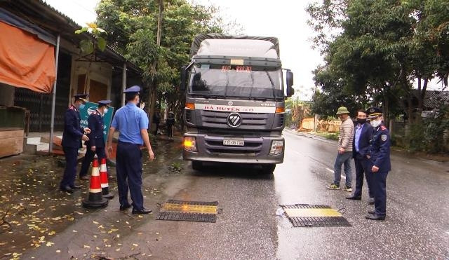 Lực lượng Thanh tra giao thông tỉnh Yên Bái kiểm tra tải trọng xe quá tải.
