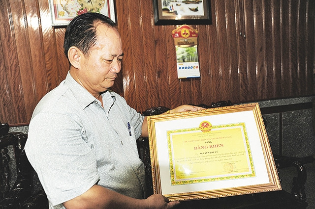 Cựu chiến binh Nguyễn Đức Cử nhiều lần được tặng bằng khen về thành tích sản xuất, kinh doanh giỏi, giúp nhau xóa nghèo.