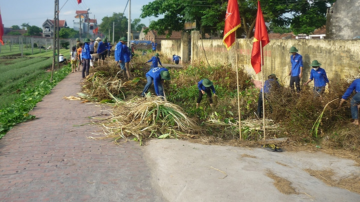 Ðoàn viên, thanh niên xã Hồng Tiến tham gia dọn vệ sinh làm sạch đẹp thôn, xóm.