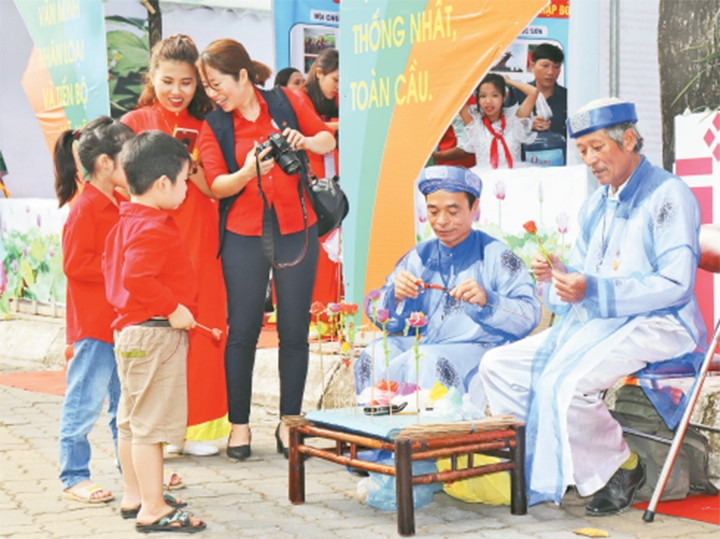 Các nghệ nhân làng Xuân La biểu diễn nặn tò he.