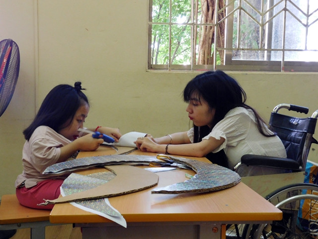 Người yếm thế cần được hỗ trợ những kỹ năng để không còn phải sống phụ thuộc. Ảnh: LINH CẦM