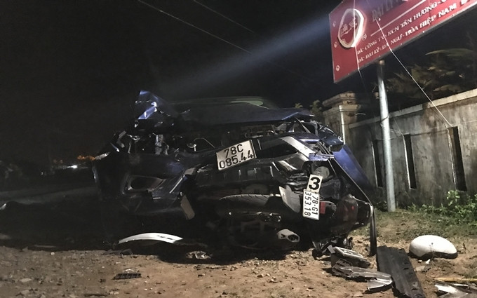 Chiếc xe gây ra tai nạn cuốn xe máy vào gầm.