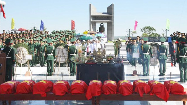 Lễ truy điệu các liệt sĩ quân tình nguyện Việt Nam tại Nghĩa trang liệt sĩ quốc gia Đường 9.