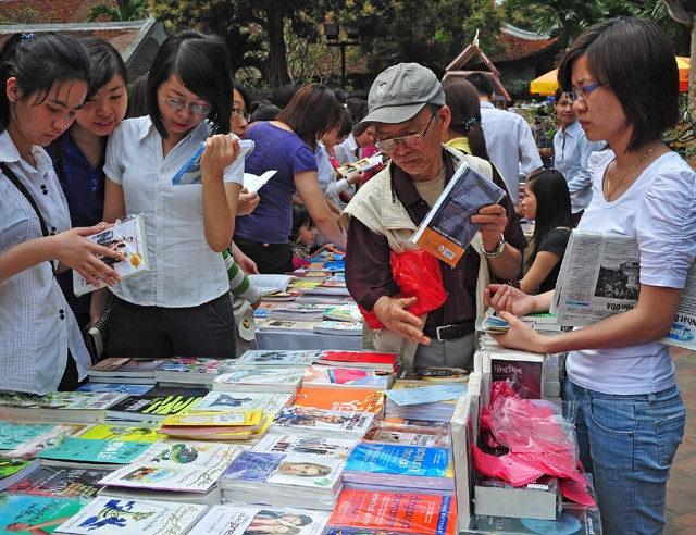 Người đọc lựa chọn sách tại triển lãm sách ở Văn Miếu.