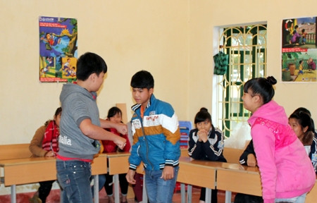 Các học sinh Trường THCS Văn Phú (TP Yên Bái) tham gia sinh hoạt tập thể nâng cao hiểu biết về bạo lực, xâm hại trẻ em.