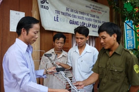 Anh Đinh Đức Thọ giới thiệu sản phẩm
ăng-ten sóng vàng.