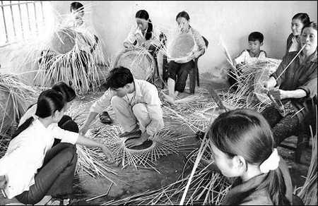 Nghề mây tre đan giúp người dân xã Diễn Vạn, huyện Diễn Châu (Nghệ An) có thêm thu nhập.