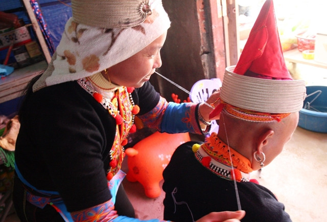 Tục nhổ tóc của phụ nữ Dao đỏ 