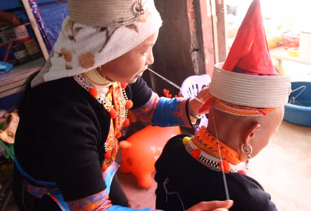 Tục nhổ tóc của phụ nữ Dao đỏ 