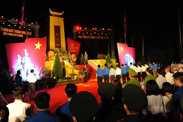 Các đồng chí lãnh đạo Đảng, Nhà nước và thành phố Hà Nội cùng đông đảo đoàn viên thanh niên Thủ đô thành kính dâng hương, hoa tại Đài tưởng niệm các anh hùng liệt sĩ. Ảnh: DUY LINH.