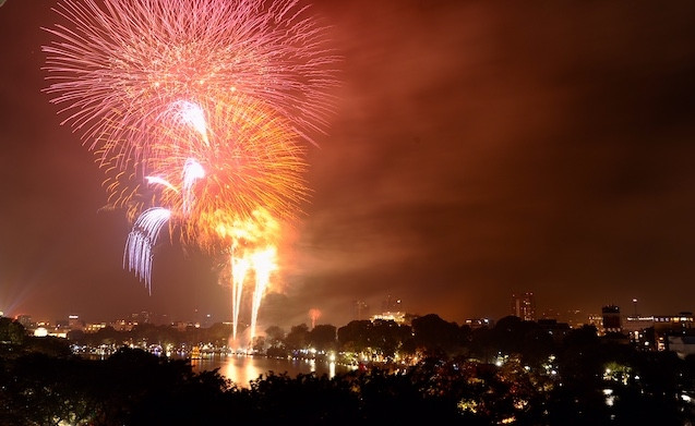 Pháo hoa đêm Giao thừa tại Hồ Hoàn Kiếm, Hà Nội (Ảnh: TRẦN HẢI)