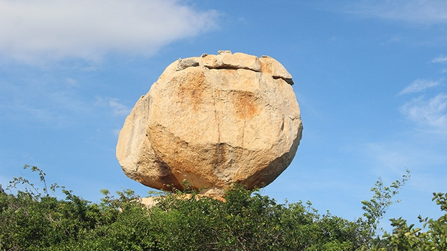 Chiêm ngưỡng hòn đá “thần quyền”