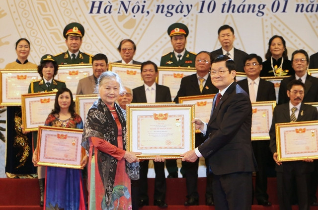 Chủ tịch nước Trương Tấn Sang trao danh hiệu Nghệ sĩ Nhân dân tặng các nghệ sĩ. Ảnh: NGUYỄN KHANG (TTXVN)